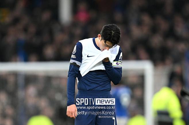 ▲ 토트넘은 에버턴과의 원정 경기에서 2-3로 패하며 프리미어리그 하위권으로 추락했다. 현재 토트넘은 리그 강등권과 가까워지고 있으며, 팬들의 불만은 고조되고 있다. 경기 후, 손흥민은 고군분투하며 팀을 대표해 원정 팬들에게 인사를 건넸으나, 일부 팬들로부터 직접적인 욕설과 비난을 들으며 실망스러운 상황에 직면했다.