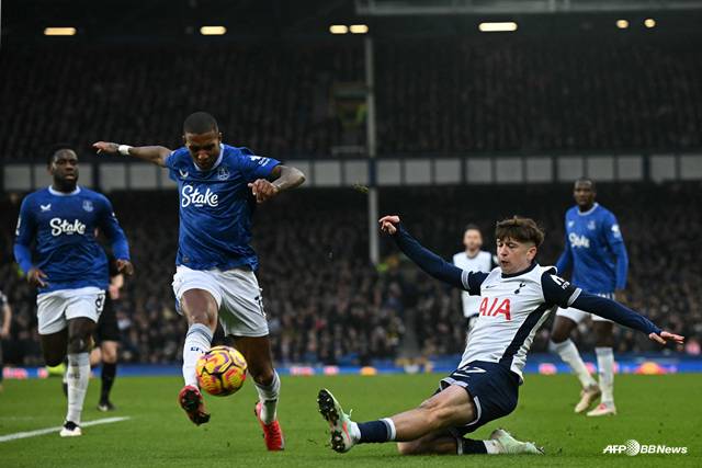 마이키 무어(오른쪽). /AFPBBNews=뉴스1