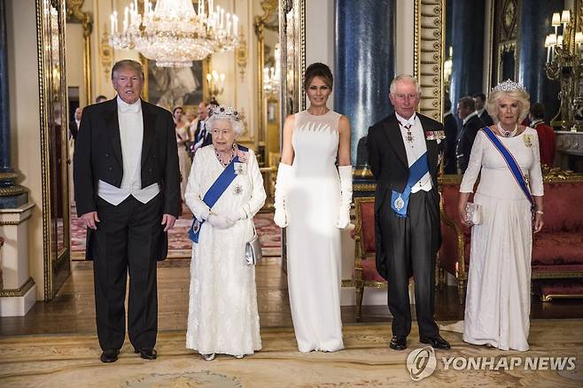 2019년 국빈 방문 당시 트럼프 대통령 부부와 영국 왕실 가족들 [EPA 연합뉴스 자료사진]