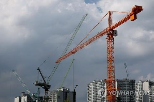 서울의 한 재건축 단지에서 작동 중인 크레인 [연합뉴스 자료사진]