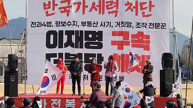 집회에 참석한 이미애, 김유상 김해시의원  [이미애 김해시의원 페이스북 캡쳐]