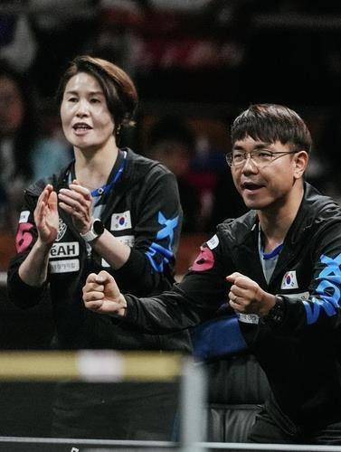 혼성단체 월드컵 때 지휘하는 석은미 여자대표팀 감독(왼쪽) [ITTF 홈피 제공. 재판매 및 DB 금지]