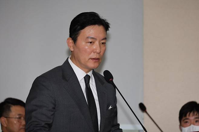 김성훈 대통령경호처 차장이 22일 국회에서 열린 ‘윤석열 정부의 비상계엄 선포를 통한 내란 혐의 진상규명 국정조사 특별위원회’ 1차 청문회에서 의원질의에 답하고 있다. (사진=연합뉴스)