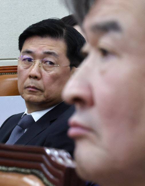 홍장원(왼쪽) 전 국가정보원 1차장이 22일 국회에서 열린 윤석열 정부의 비상계엄 선포를 통한 내란 혐의 진상규명 국정조사 특별위원회 1차 청문회에 출석해 자리하고 있다. 오른쪽은 조태용 국가정보원장. (사진=뉴시스)