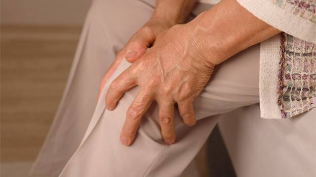 관절염은 적절한 치료를 받지 않으면 증상이 심화되어 일상생활에 큰 영향을 미칠 수 있다ㅣ출처: 클립아트코리아﻿