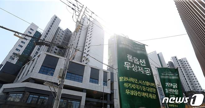 9일 서울 시내의 한 미분양 아파트 분양 사무소 앞에 현수막이 게시돼 있다. 2024.4.9/뉴스1 ⓒ News1 이승배 기자