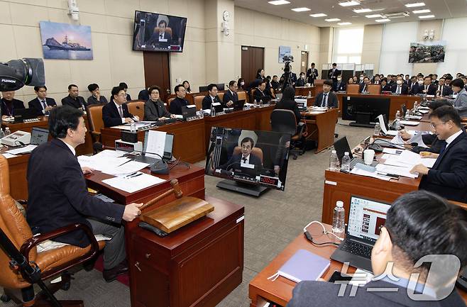 안규백 윤석열 정부의 비상계엄 선포를 통한 내란 혐의 진상규명 국정조사특별위원회 위원장이 15일 오후 서울 여의도 국회에서 열린 국조특위 제4차 전체회의에서 의사봉을 두드리고 있다. 2025.1.15/뉴스1 ⓒ News1 이재명 기자