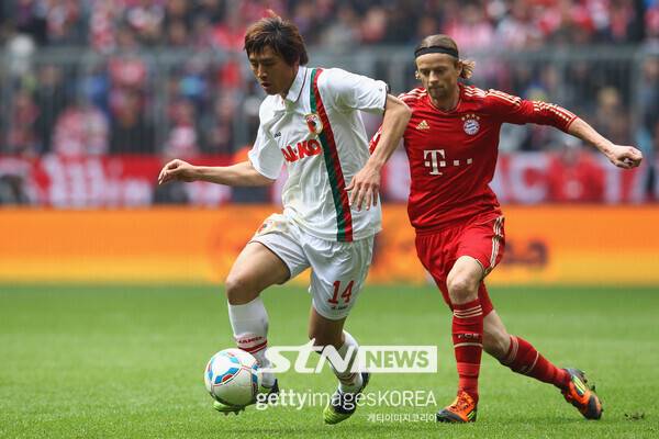 현역 시절 FC 아우스크부르크 소속으로 FC 바이에른 뮌헨을 상대하는 구자철. 사진┃게티이미지코리아