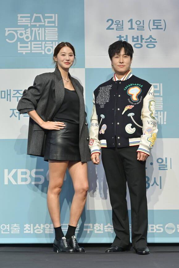 배우 유인영(왼쪽)과 김동완이 22일 오후 서울 구로구 라마다 서울 신도림 호텔에서 진행된 KBS2 새 토일드라마 '독수리 5형제를 부탁해!' 제작발표회에 참석해 포즈를 취하고 있다. /KBS