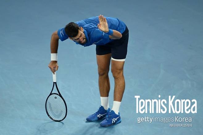알카라스와의 8강 경기 중 몸이 불편함을 호소하는 노박 조코비치