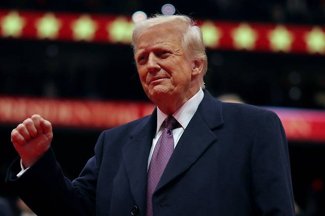 트럼프 대통령은 여러 행정 명령 및 법령에 서명하며 임기를 시작했다