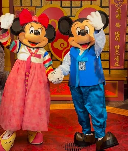 미국 캘리포니아 디즈니랜드가 설날을 맞아 한복 입은 미키·미니마우스를 공개했다./인스타그램