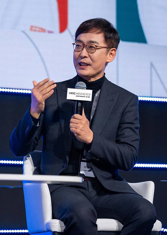 지난 11일 서울 그랜드 인터컨티넨탈 파르나스의 그랜드볼룸에서 열린 멀츠 ‘컨피던스 투 비 컨퍼런스’에 패널로 참여한 서구일 모델로피부과의원 원장. 멀츠 에스테틱스 코리아 제공