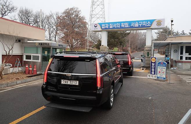 22일 오전 경기도 의왕시 서울구치소에 윤석열 대통령 경호 차량이 들어가고 있다. 신소영 기자 viator@hani.co.kr