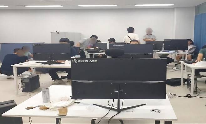 주식 투자사기 조직이 운영한 콜센터 사무실. 경남경찰청 제공