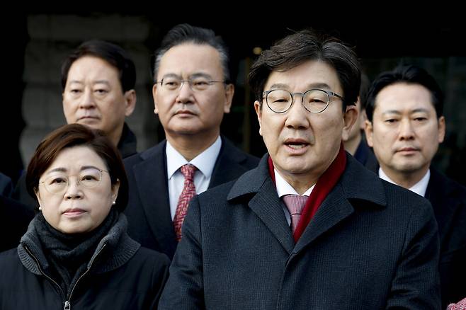 권성동 국민의힘 원내대표와 국회 법제사법위원회 소속 여당 의원들이 22일 서울 종로구 헌법재판소에서 헌재에 대통령 권한대행 중 탄핵소추된 한덕수 국무총리 심판 사건의 조속한 처리 등을 요구하며 항의하고 있다. 공동취재사진