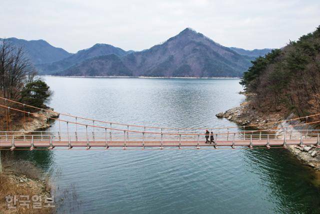 충주호 수변 종댕이길의 출렁다리. 이 길에서 거의 유일하게 눈길을 끄는 인공구조물이다.