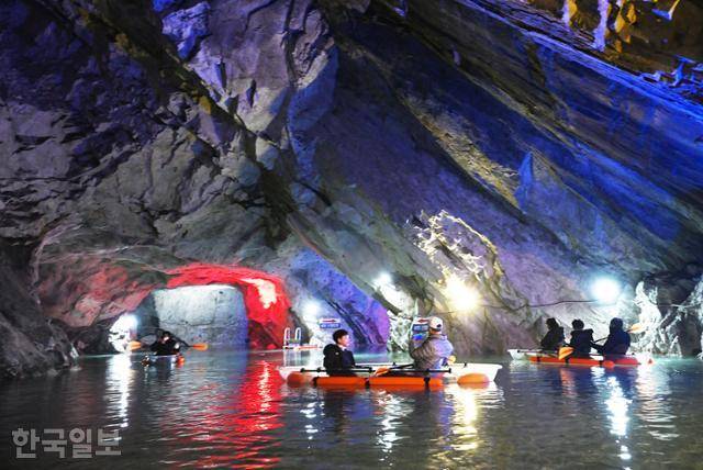 여행객들이 활옥동굴 내부 호수에서 카약을 즐기고 있다.