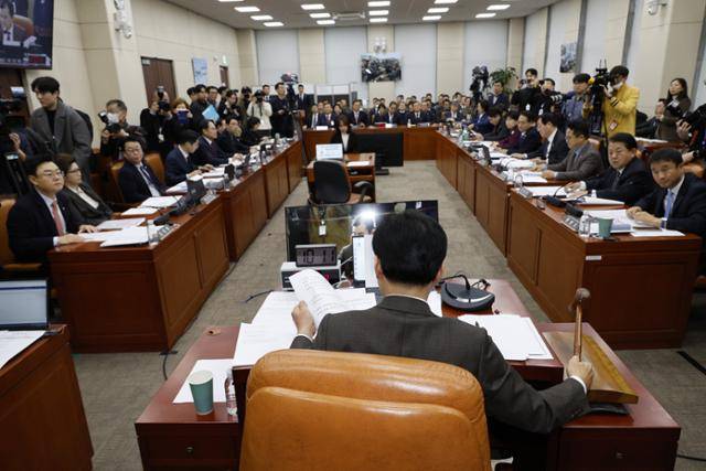 22일 국회에서 열린 윤석열 정부의 비상계엄 선포를 통한 내란 혐의 진상규명 국정조사 1차 청문회에서 안규백 위원장이 윤석열 대통령 등에 대한 동행명령장을 발부하고 있다. 뉴스1