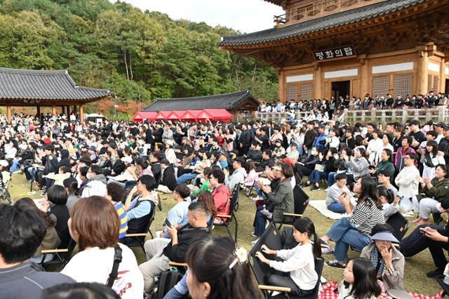 경북 김천시가 지난달 27일까지 사명대사공원에서 진행한 ‘2024 김천김밥축제’에서 관광객들이 공연을 관람하고 있다. KTX로 수도권가 가까워진 김천은 참신한 행사 등으로 '생활 인구'를 늘리려 노력하고 있다. 김천시 제공