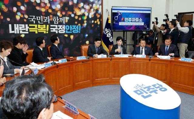 이재명 더불어민주당 대표와 박찬대 원내대표, 최고위원들이 6일 오전 서울 여의도 국회에서 최고위원회의에 앞서 민주당 홈페이지에 마련된 허위조작 정보 신고센터 민주파출소에 대한 전용기 의원의 설명을 듣고 있다. 뉴스1