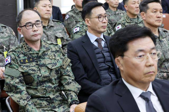 곽종근(왼쪽) 전 특전사령관이 22일 국회에서 열린 윤석열 정부의 비상계엄 선포를 통한 내란 혐의 진상규명 국정조사 특별위원회 1차 청문회에 출석해 자리하고 있다. 오른쪽은 홍장원 전 국가정보원 1차장. 뉴시스