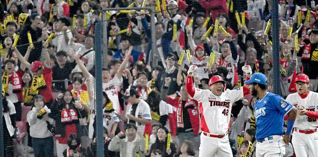 프로야구 KIA의 김태군(왼쪽 첫 번째)이 지난해 10월 28일 광주 KIA챔피언스필드에서 열린 2024 한국시리즈 5차전 삼성과 경기에서 6회말 경기를 뒤집는 내야안타를 친 후 1루에서 환호하고 있다. 광주=서재훈 기자