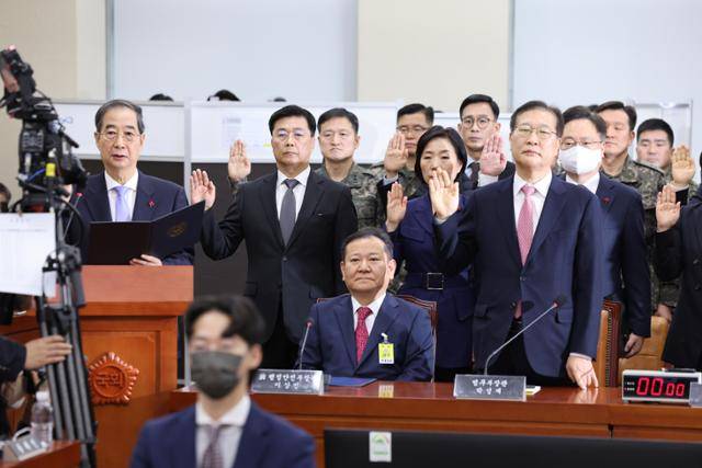 22일 오전 국회에서 열린 윤석열 정부의 비상계엄 선포를 통한 내란 혐의 진상규명 국정조사 1차 청문회에서 이상민 전 행안부 장관이 증인 선서를 거부한 채 앉아 있다. 뉴스1