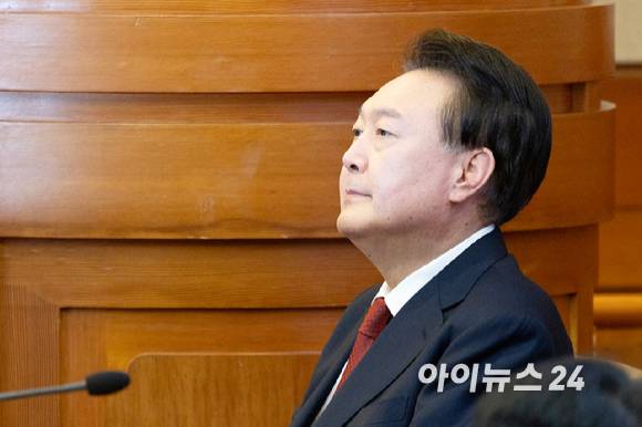 윤석열 대통령이 21일 서울 종로구 헌법재판소에서 열린 윤석열 대통령 탄핵심판 3차 변론기일에 참석하고 있다. [사진=사진공동취재단]