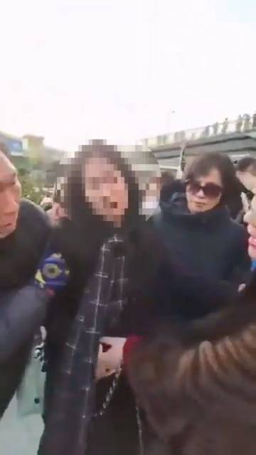 더불어민주당 소속 정치인 김홍태 씨가 지난 20일 사회관계망서비스(SNS)에 최근 윤석열 대통령 지지자들이 서울 한남동에서 임산부로 보이는 중국인 여성을 끌어당겨 넘어뜨리는 영상을 공유했다. 사진은 김 씨의 X 계정 캡처. [사진=X]