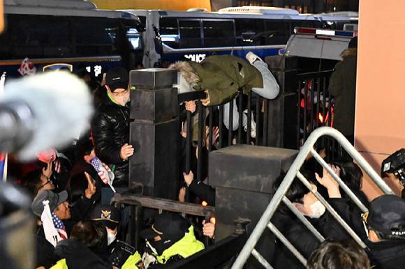 지난 18일 서울 마포구 서울서부지법에서 윤 대통령 지지자들이 법원 담장을 넘으려 시도하고 있다. 2025.1.19 [사진=연합뉴스]