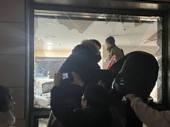 지난 19일 새벽 윤석열 대통령 지지자들이 서울 서부지법에 진입해 난동을 부리고 있다. [뉴스1]