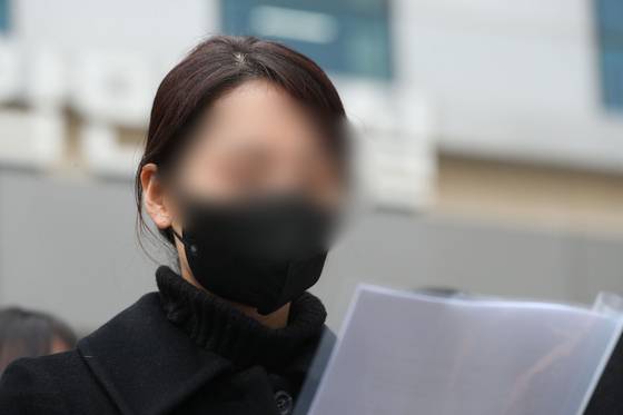 웹툰 작가 주호민씨 아들을 학대한 혐의로 1심에서 벌금 200만원 선고유예를 받은 특수교사 A씨가 지난해 2월 6일 오전 경기 수원시 영통구 수원지방법원에서 항소장을 제출하기 전 기자회견을 하고 있다. 뉴스1