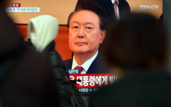 윤석열 대통령이 21일 서울 헌법재판소에서 열린 탄핵심판 3차 변론기일에 전격 출석한 가운데 이날 오후 대전역 대합실에서 시민들이 관련 속보를 TV로 시청하고 있다. 김성태 객원기자