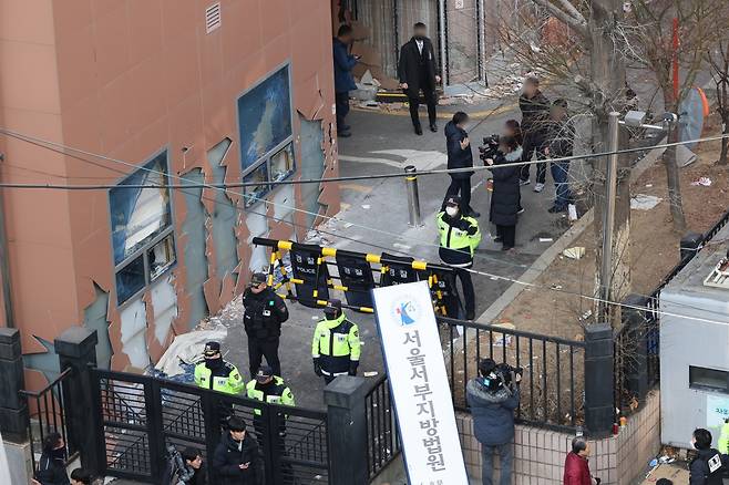 윤석열 대통령이 내란 우두머리 혐의로 구속되자 일부 윤 대통령 지지자들이 서울서부지방법원 내부로 난입해 불법폭력사태를 일으킨 19일 오후 서부지법 현판이 파손돼 있다. /사진=연합뉴스