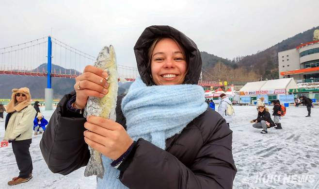쿠키뉴스 DB(지난 주말 화천산천어축제장을 찾은 외국인 관광객이 자신이 낚은 산천어를 들어보이며 기뻐하고 있다.)