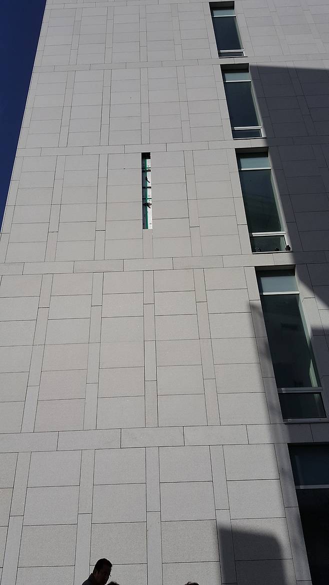 지난 2018년 외벽 석재가 탈락해 내부가 드러난 경암센터빌딩의 모습. [사진 = 경암교육문화재단]