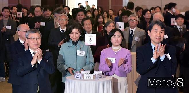 ▲ 박수치는 내외빈