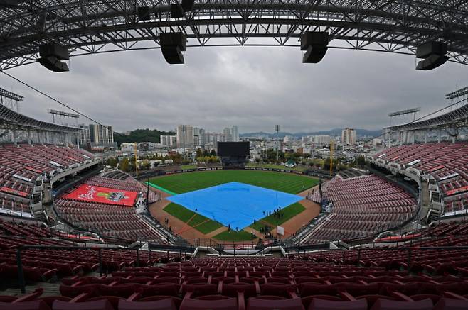 한국야구위원회가 아시아쿼터제 도입 등을 논의 및 결정했다. 사진은 지난해 10월22일 광주 북구 광주기아챔피언스필드에서 열린 한국시리즈 경기가 우천으로 연기된 모습. /사진=뉴시스