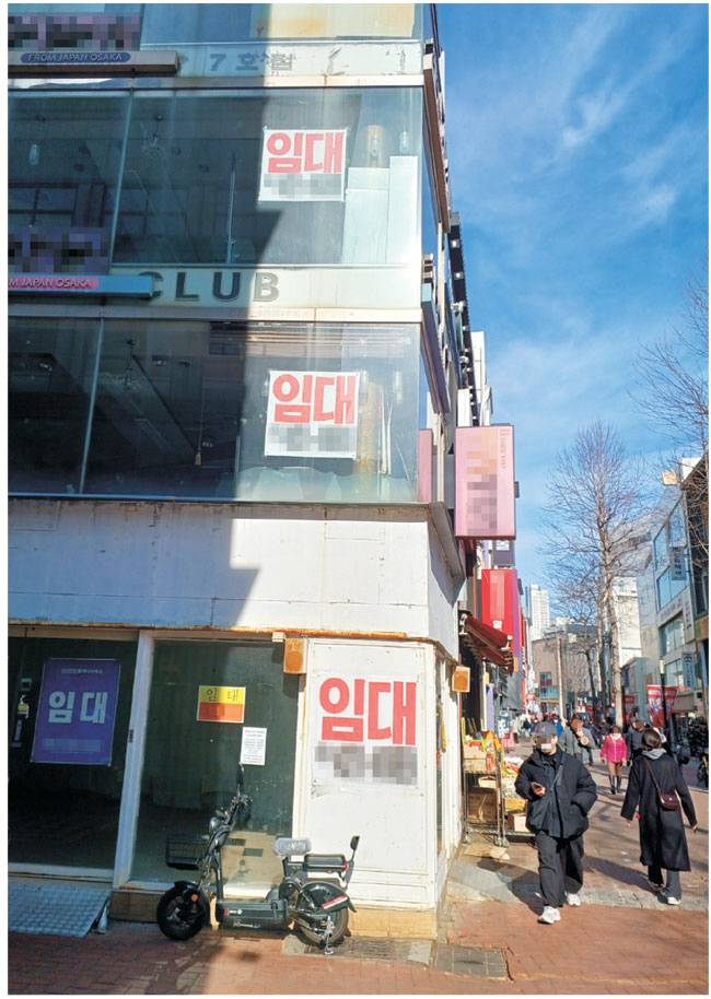 지난 19일 대구 중구 동성로 한 건물에 임대 안내문이 쭉 붙어 있다.  대구=박천학 기자