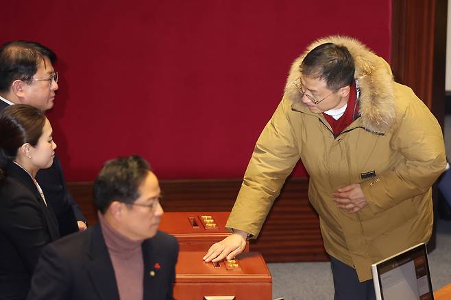 김상욱 국민의힘 의원이 지난해 12월 14일 오후 국회 본회의에서 윤석열 대통령 탄핵소추안 표결 투표를 하고 있다. [연합]