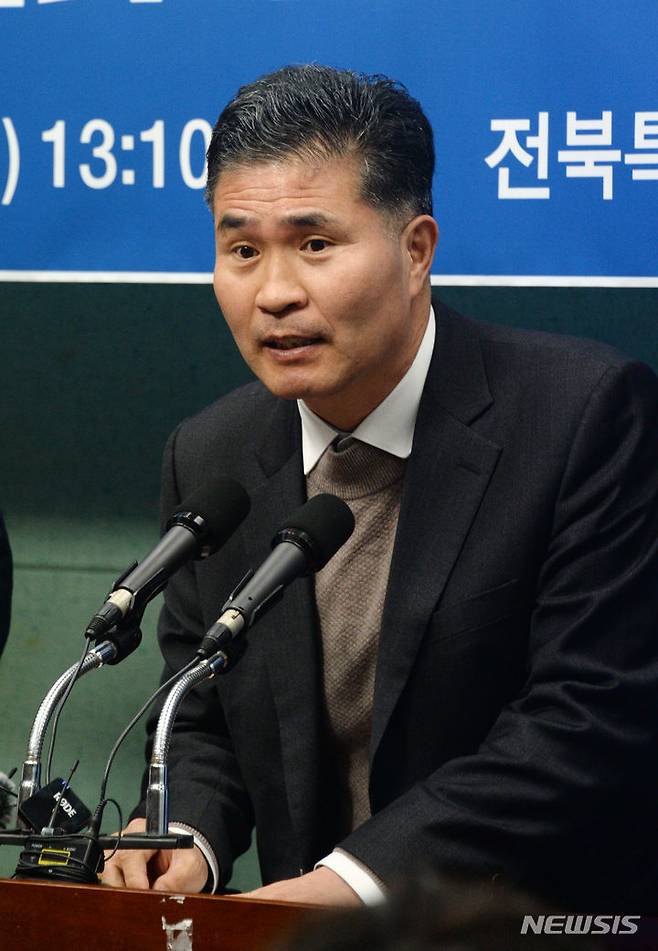 [전주=뉴시스] 김얼 기자 = 이원택 국회의원이 4일 전북 전주시 전북특별자치도의회 기자회견장에서 열린 '전북특별자치도 국회의원 의석 10석 사수' 기자회견에 참석해 질의에 답변하고 있다. 2024.03.04. pmkeul@newsis.com