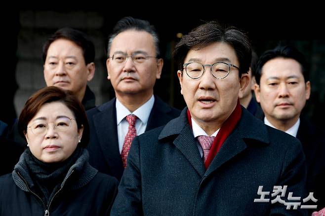 국민의힘 권성동 원내대표와 법사위 소속 여당 위원들이 22일 서울 종로구 헌법재판소에서 대통령 권한대행 중 탄핵소추된 한덕수 국무총리 심판 사건의 조속한 처리 등을 요구하며 항의하고 있다. 황진환 기자