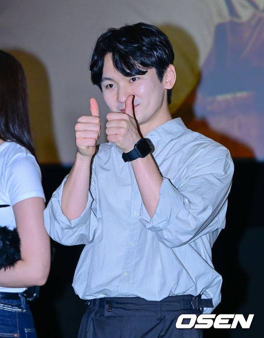 [OSEN=지형준 기자] 13일 오후 서울 강남구 삼성동 메가박스 코엑스에서 영화 ‘핸섬가이즈’ 무대인사가 열렸다.올여름 극장가에 웃음을 선사하고 있는&nbsp;오싹 코미디 '핸섬가이즈'(감독 남동협)는 손익분기점 110만 명을 돌파했다.배우 강기둥이 무대인사를 하고 있다. 2024.07.13 / jpnews@osen.co.kr