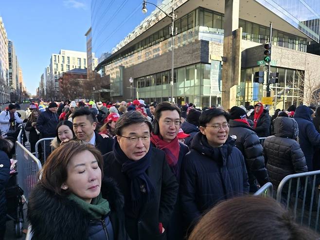 국민의힘 의원들이 20일(현지 시간) 미국 도널드 트럼프 대통령 취임행사가 열리는 워싱턴DC 캐피털원아레나를 찾았다. 왼쪽부터 나경원, 김대식, 강민국, 조정훈 의원. 워싱턴=뉴스1