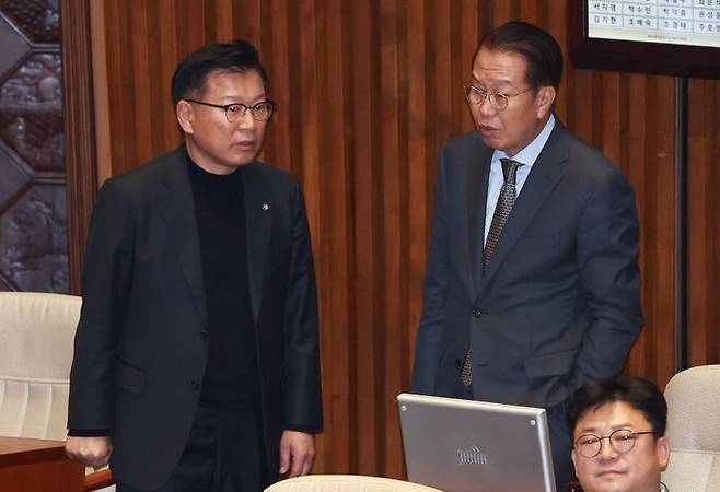 국민의힘 권영세 비상대책위원장(오른쪽)과 이양수 사무총장. 뉴스1