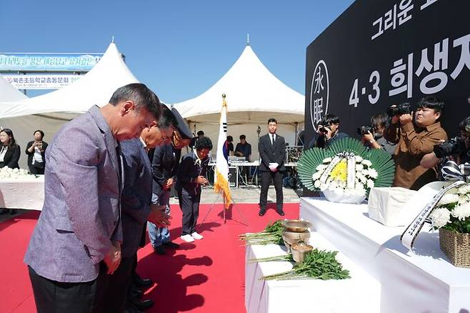 지난 2023년 10월 5일 제주시 조천읍 북촌포구에서 대전 골령골 유해발굴을 통해 신원이 확인된 행방불명 4·3 희생자 김한홍 씨의 유해 봉환식이 열리고 있다. 제주도 제공