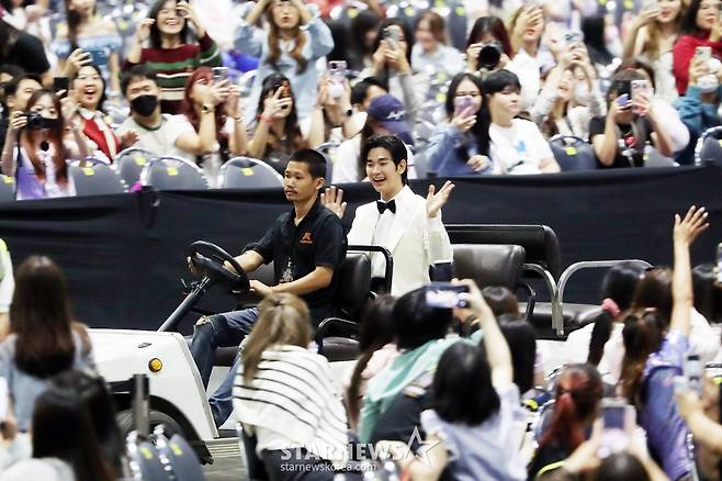 김수현 '2024AAA 팬들과 즐거운 인사' [AAA 스페셜 포토]
