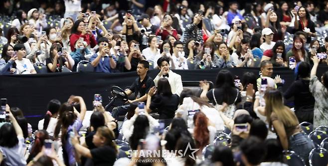 김수현 '2024AAA 팬들과 즐거운 인사' [AAA 스페셜 포토]