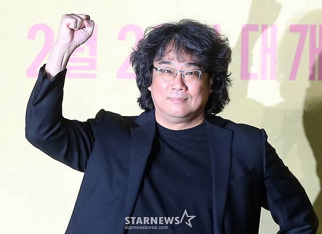 봉준호 감독이 20일 오전 서울 용산구 아이파크몰 CGV에서 진행된 영화 '미키17' 기자간담회에 참석해 포즈를 취하고 있다.  '미키17'은 위험한 일에 투입되는 소모품(익스펜더블)으로, 죽으면 다시 프린트되는 '미키'가 17번째 죽음의 위기를 겪던 중, 그가 죽은 줄 알고 '미키 18'이 프린트되면서 벌어지는 예측불허의 이야기를 그리는 영화. 오는 2월 28일 개봉. 2025.01.20 /사진=김창현 chmt@